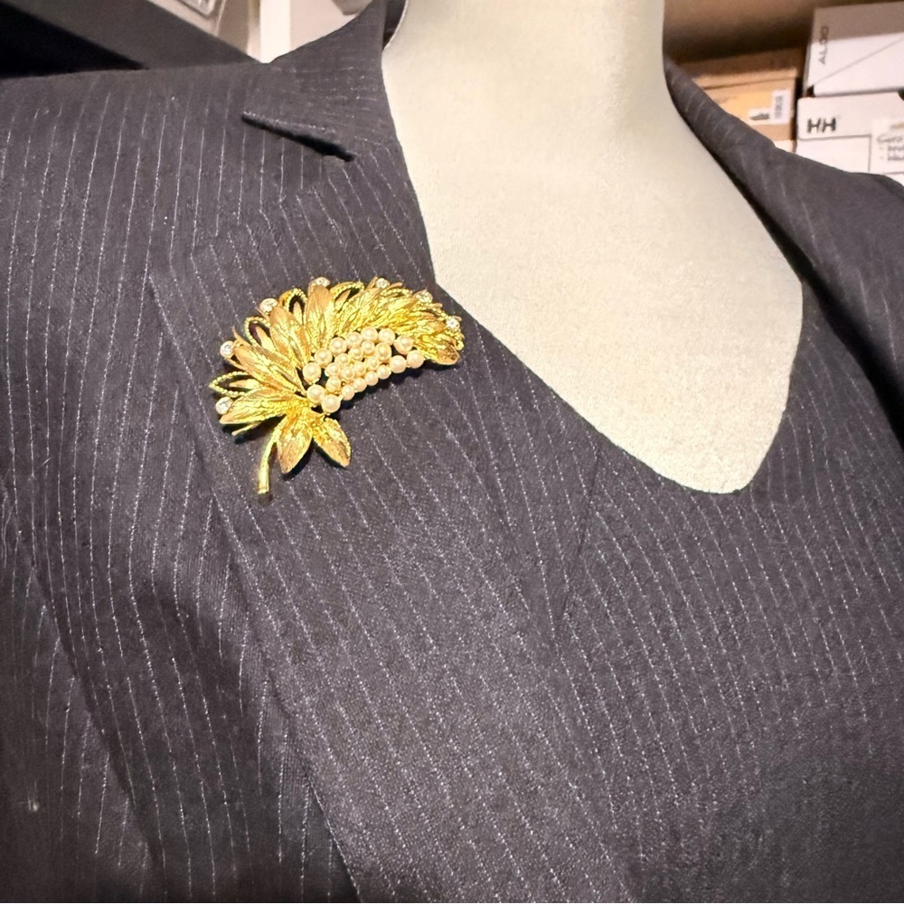 Elegant Gold Brooch with Pearl & Rhinestone Accents Vintage